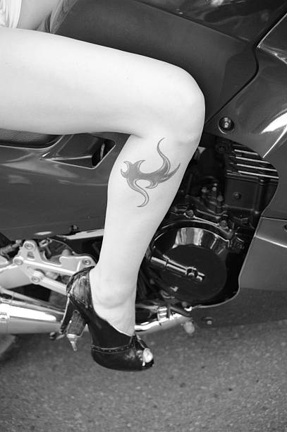 байкер babe - motorcycle women tattoo sensuality стоковые фото и изображения