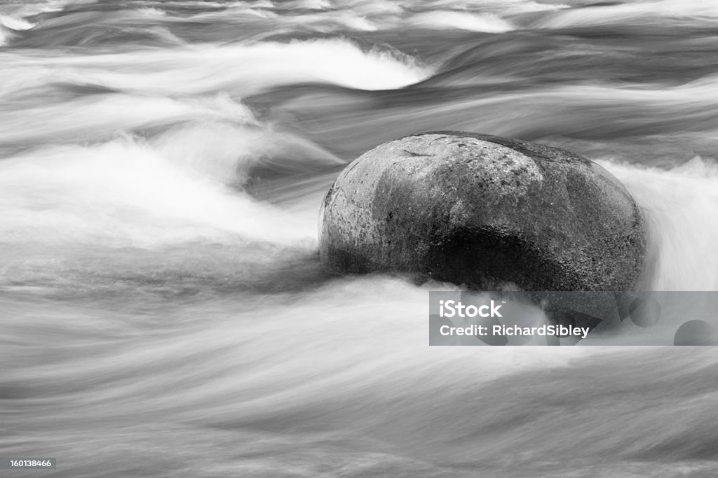 Czarny i White Rock w river - Zbiór zdjęć royalty-free (Abstrakcja)