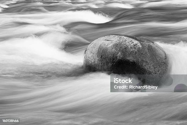 Preto E Branco De Rock No Rio - Fotografias de stock e mais imagens de Abstrato - Abstrato, Ao Ar Livre, Beleza natural