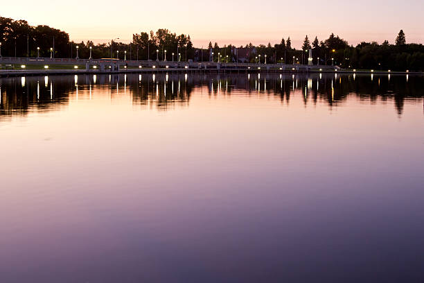 озеро васкана на ночь - wascana lake стоковые фото и изображения