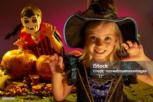 Хэллоуин Группа Детей В Scaring Костюмы — стоковые фотографии и другие картинки Ведро - Ведро, Веселье, Весёлый