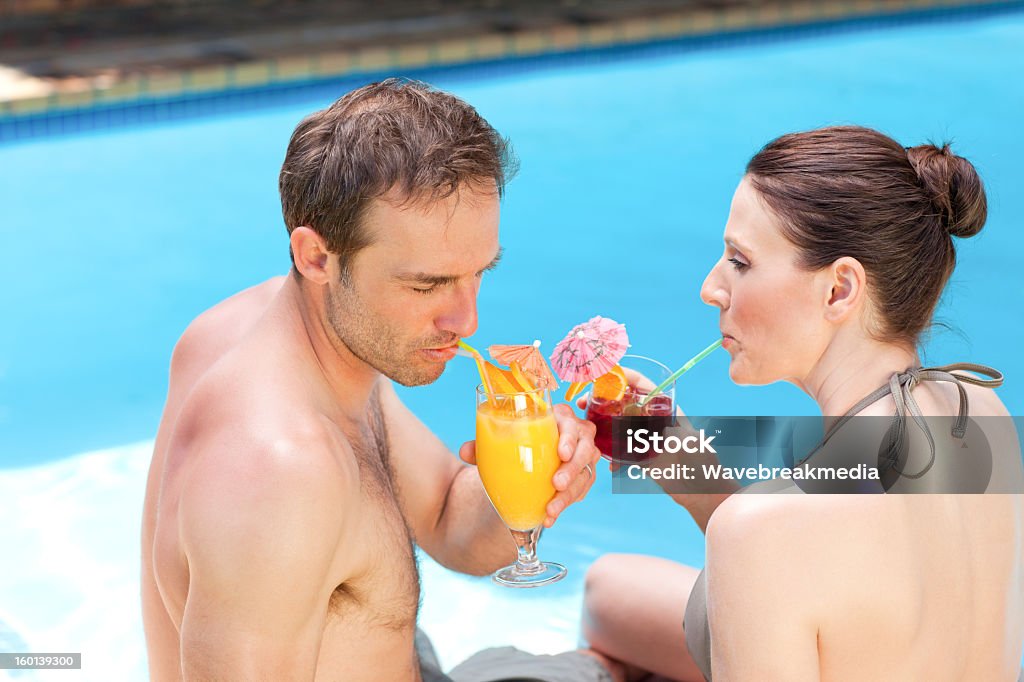 Glückliches Paar trinken cocktails - Lizenzfrei Bikini Stock-Foto