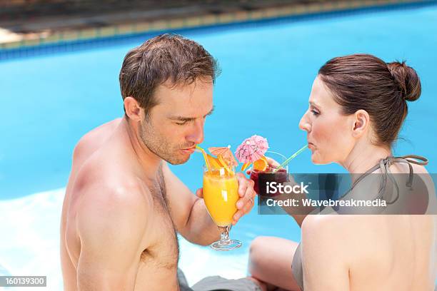 Glückliches Paar Trinken Cocktails Stockfoto und mehr Bilder von Bikini - Bikini, Cocktail, Entspannung