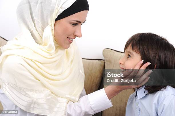 Muçulmanos Mãe E Filho A Descontrair No Ecrã Inicial - Fotografias de stock e mais imagens de Bochecha