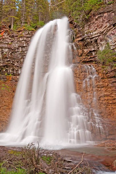 falls dans les montagnes - chutes virginia photos et images de collection