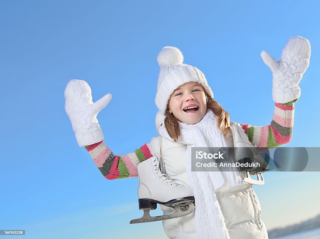 Mädchen in Winterkleidung im Freien - Lizenzfrei Schlittschuh Stock-Foto