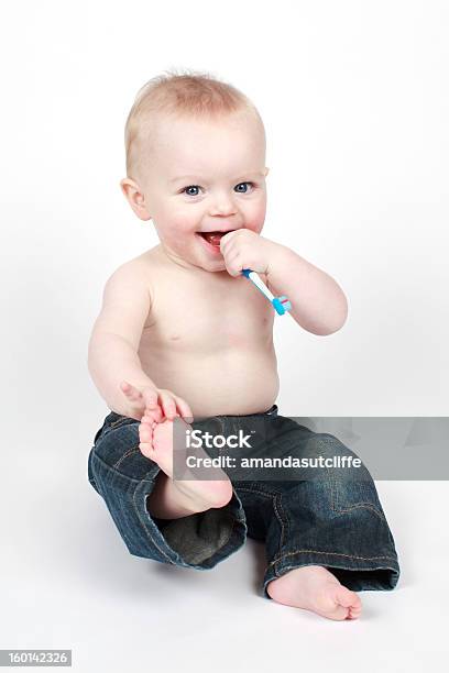 Piccolo Ragazzo Tenendo Uno Spazzolino Da Denti - Fotografie stock e altre immagini di Allegro - Allegro, Amicizia, Bambini maschi