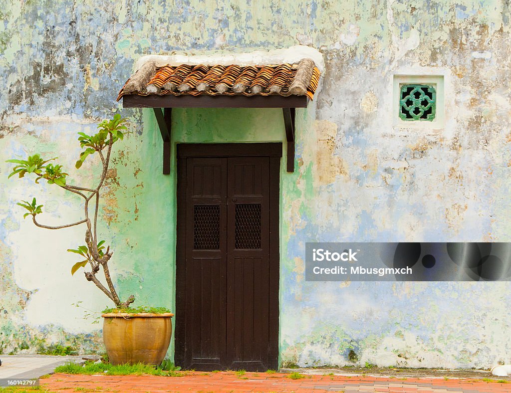 Puerta de madera colorida en la pared - Foto de stock de Color - Tipo de imagen libre de derechos