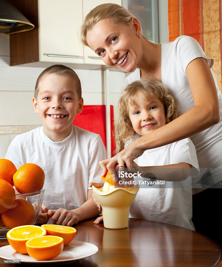 Mãe com crianças de suco de laranja feito na hora - Foto de stock de Adulto royalty-free