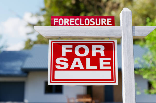 ejecución hipotecaria en venta signo de bienes raíces en frente de la casa. - sign real estate foreclosure for sale fotografías e imágenes de stock