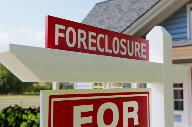 Foreclosure For Sale Real Estate Sign In Front of House. Foreclosure For Sale Real Estate Sign In Front of House. A property release is not needed - this is a 3D rendering. foreclosure stock pictures, royalty-free photos & images