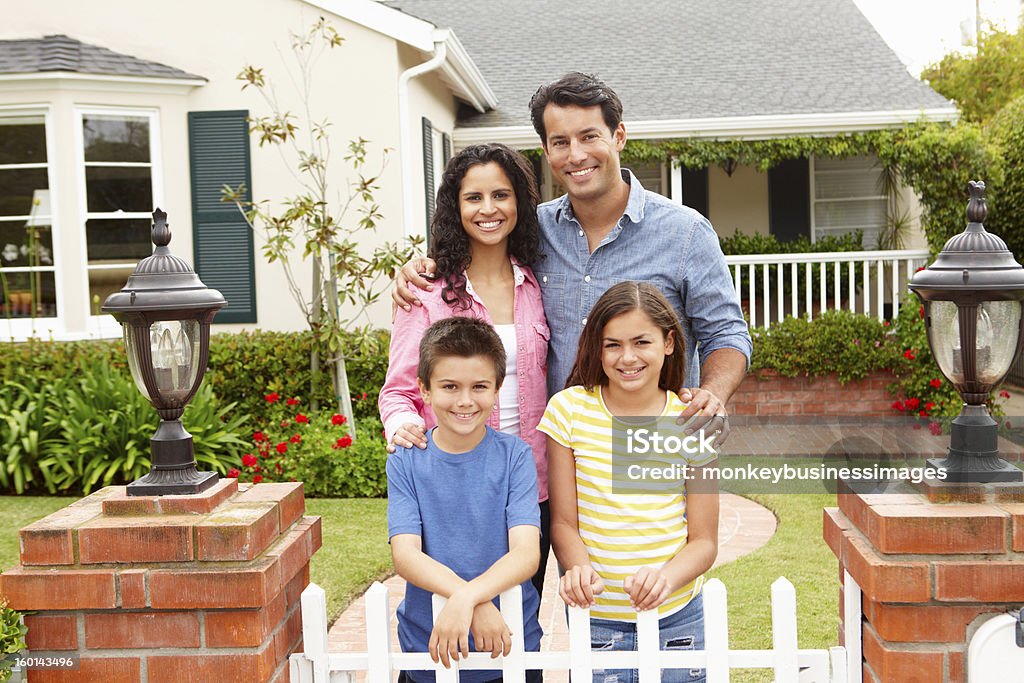 Латиноамериканская семья вне дома - Стоковые фото Семья роялти-фри
