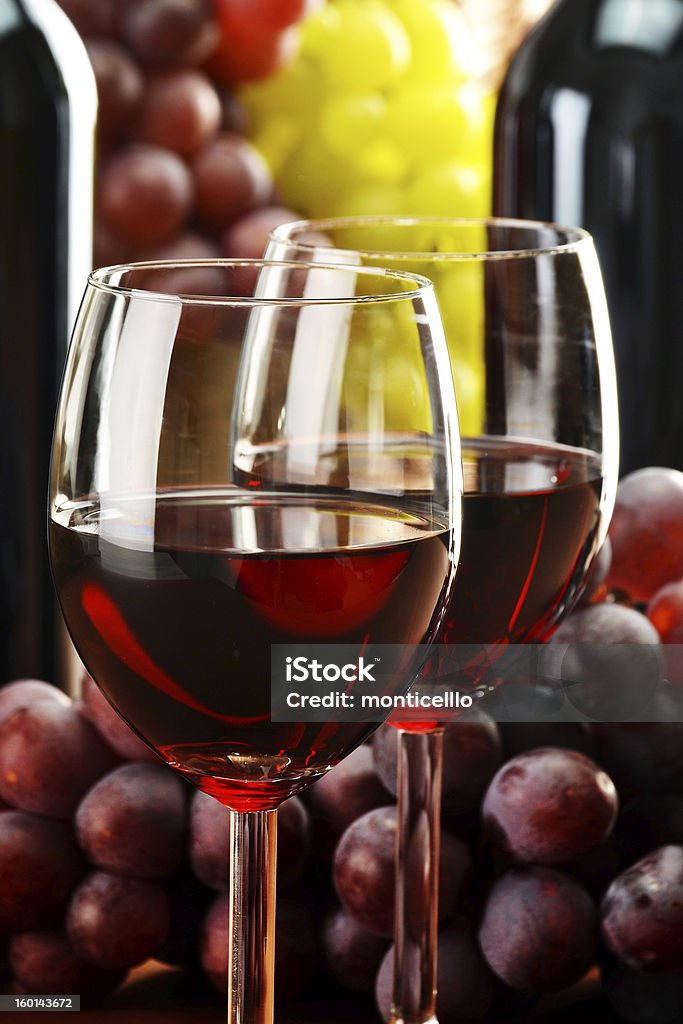 Composition avec deux bouteilles de vin et les verres à vin et tire - Photo de Resvératrol libre de droits