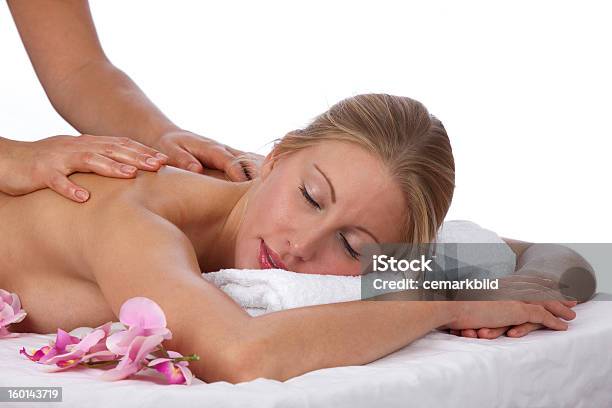 Photo libre de droit de Jeune Caucasien Blonde Femme De Soin Au Spa banque d'images et plus d'images libres de droit de Adulte - Adulte, Beauté, Belle femme