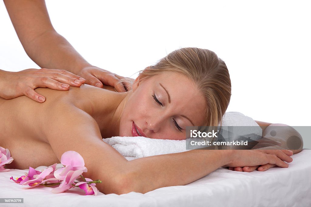 Giovane caucasico, dai capelli biondi donna in trattamento presso la spa - Foto stock royalty-free di Adulto