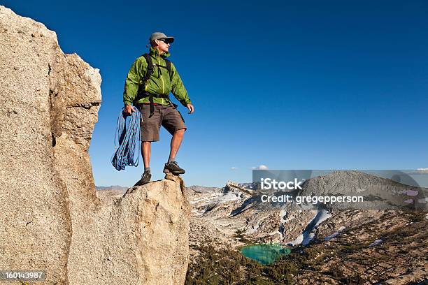 Rock Climber Celebra En La Cumbre Foto de stock y más banco de imágenes de Acantilado - Acantilado, Actividades recreativas, Adulto