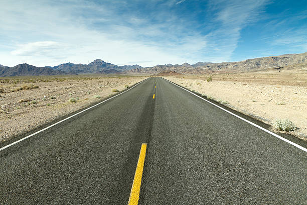 Estrada no Deserto no Vale da Morte - foto de acervo