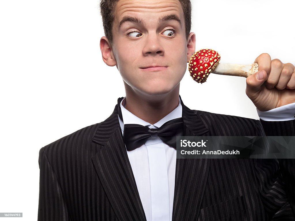 Młody człowiek jedzenie mushroom - Zbiór zdjęć royalty-free (Muchomor czerwony)