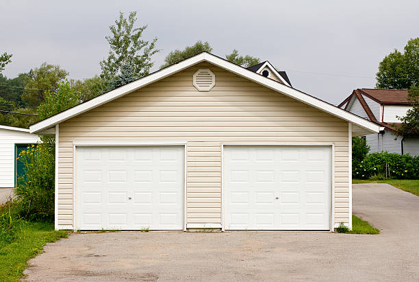 doppelte garage - einfamilienhaus stock-fotos und bilder
