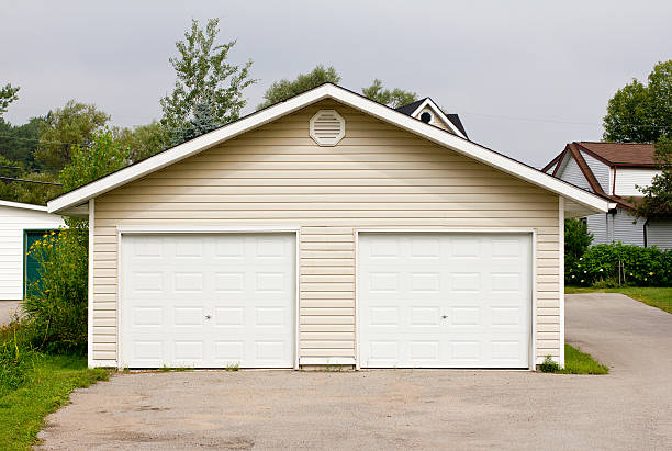 garage avec deux lits doubles - detached house photos et images de collection