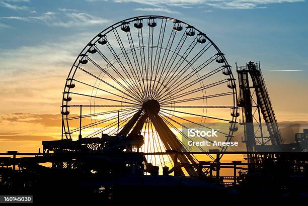 Parque De Diversões Ao Pôr Do Sol - Fotografias de stock e mais imagens de Wildwood - Wildwood, Anoitecer, Atração de Parque de Diversão