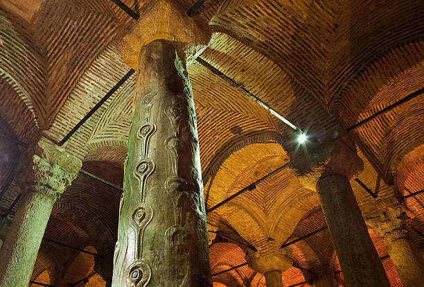 peacock-eyed column in basilica cistern, istanbul, turkey - yerebatan sarnıcı fotoğraflar stok fotoğraflar ve resimler