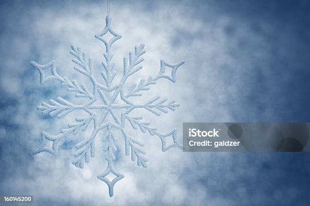 Floco De Neve Grande Plano - Fotografias de stock e mais imagens de Abstrato - Abstrato, Azul, Bola de Árvore de Natal