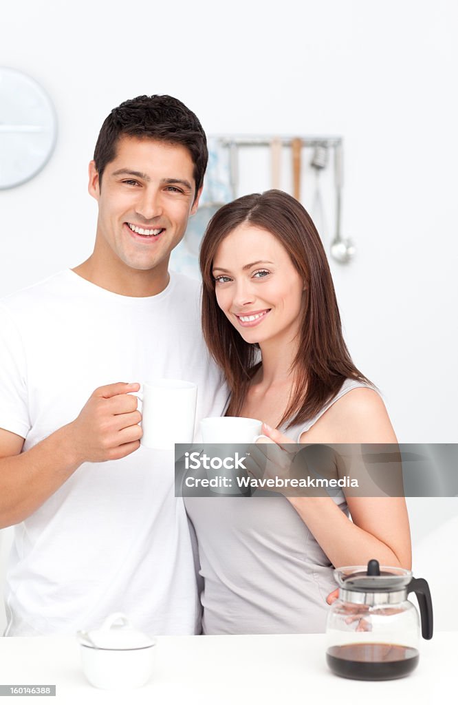 Портрет пара пить кофе во время завтрака - Стоковые фото Близость роялти-фри