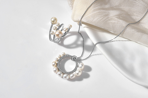 Elegante conjunto de joyas. Joyas engastadas con piedras preciosas. Collage de accesorios de joyería. Concepto de bodegón de producto. Anillo, collar y pendientes. photo