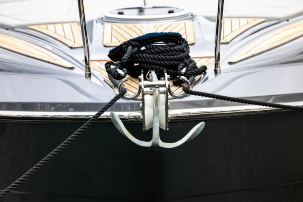 bug der luxusyacht mit anker mit seil, vorderansicht, boden mit kopierraum - sailing cable winch yacht sport stock-fotos und bilder