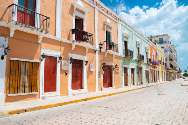 campeche, meksyk. piękne i kolorowe kolonialne fasady w centrum san francisco de campeche. - claudia zdjęcia i obrazy z banku zdjęć