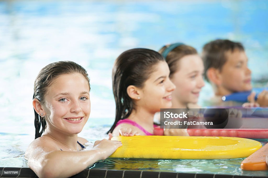 Le lezioni di nuoto - Foto stock royalty-free di Imparare