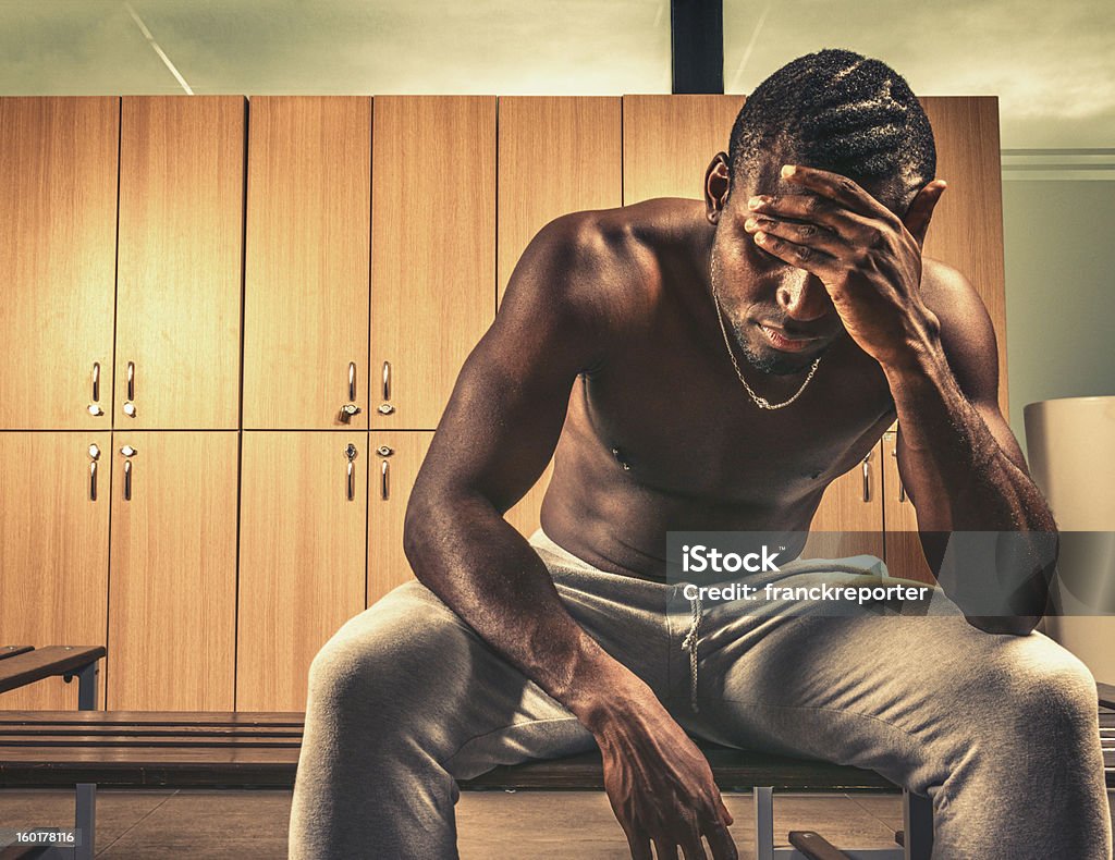 Müder Mann nach verloren haben das Spiel auf gym - Lizenzfrei Männer Stock-Foto