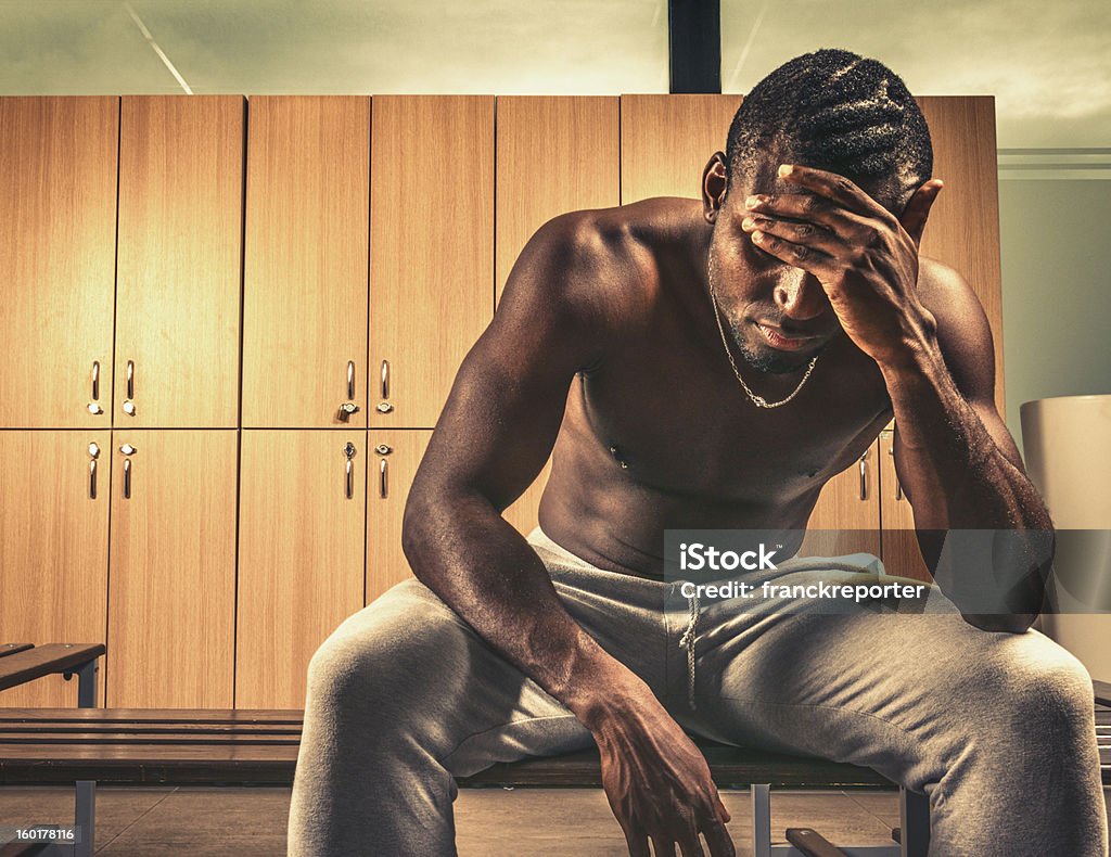 Homem cansado após ter perdido o jogo na academia de ginástica - Foto de stock de Homens royalty-free