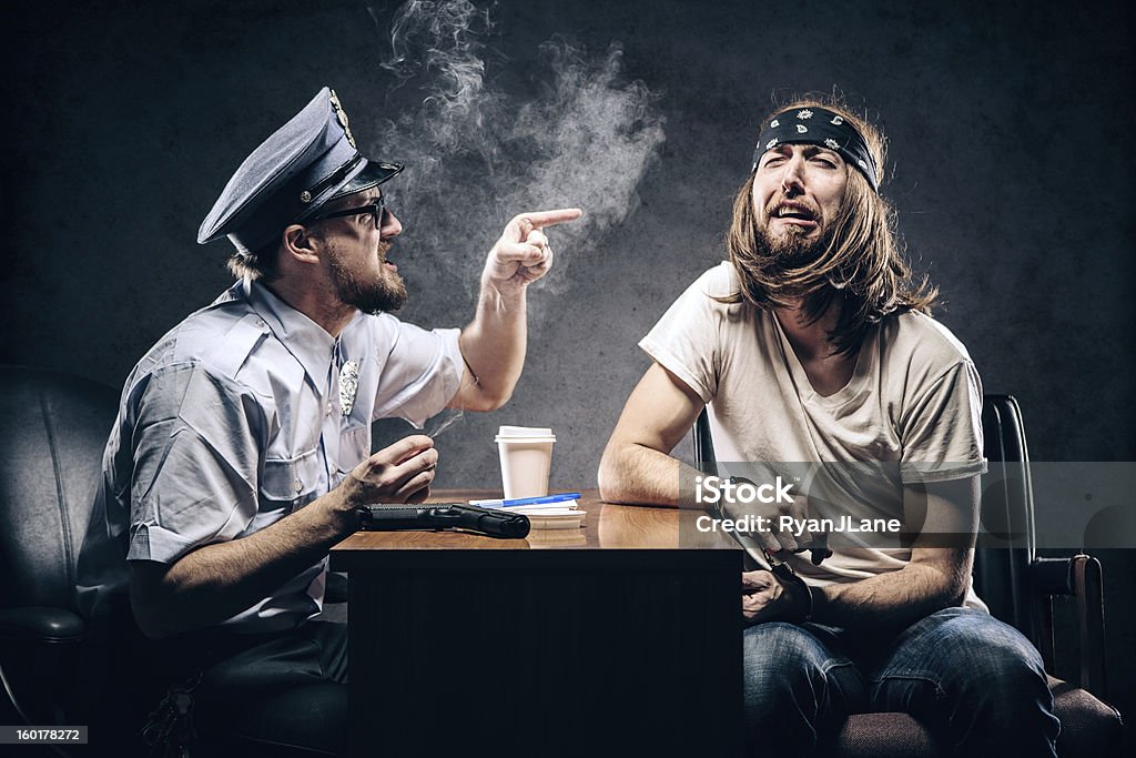 Criminoso ajudar Comissário de polícia interrogatório - Foto de stock de Interrogatório royalty-free