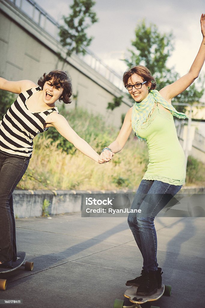 Fille amis s'amusant Skateboarding - Photo de Activité libre de droits