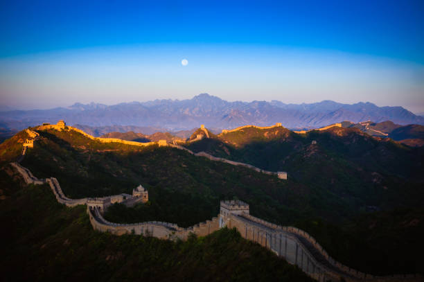 jinshanling grande muralha cedo de manhã com lua - simatai imagens e fotografias de stock