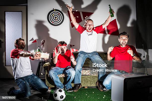 Cuatro Adultos Hombres Jóvenes Amigos Viendo El Fútbol En Televisión Objetivo Foto de stock y más banco de imágenes de Fútbol