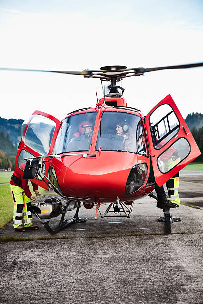 swiss transporte de helicóptero preparar para decolar - lenk im simmental - fotografias e filmes do acervo
