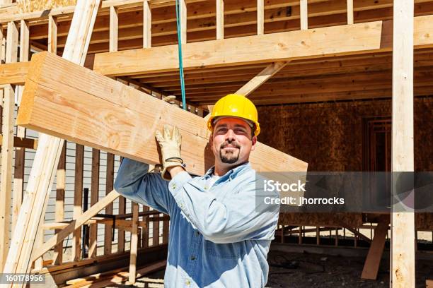 Trabajador De La Construcción De La Viga Transporte De Madera Foto de stock y más banco de imágenes de Llevar