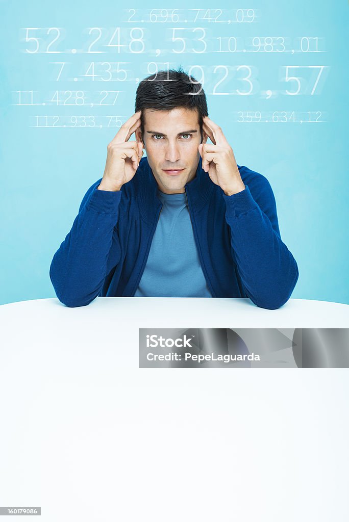 Legärer Mann konzentriert in Berechnungen - Lizenzfrei Hypnose Stock-Foto