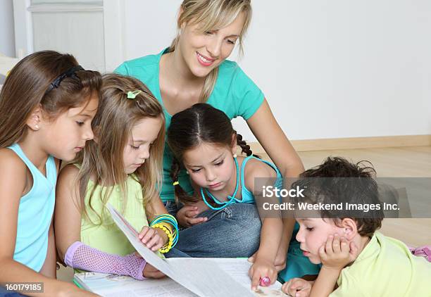 Foto de Lendo Um Livro e mais fotos de stock de 25-30 Anos - 25-30 Anos, 4-5 Anos, 6-7 Anos