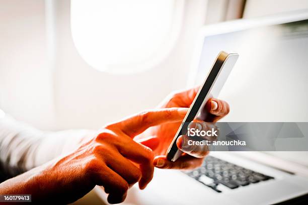 Mulher Usando Smartphone E Laptop No Avião Durante O Voo - Fotografias de stock e mais imagens de Voar