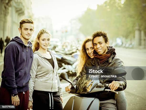 Grupo De Jóvenes Amigos Con Scooter En La Calle Foto de stock y más banco de imágenes de Motocicleta - Motocicleta, Amistad, Ciudad