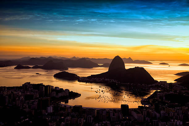 Rio de Janeiro City A new day starts in Rio, the capital of carnival and soccer. View of the city from one of the touristic points of the city, where people from all over the world come to appreciate the beauty of Rio, the Sugar Loaf mountain  and the Guanabara bay. guanabara bay stock pictures, royalty-free photos & images