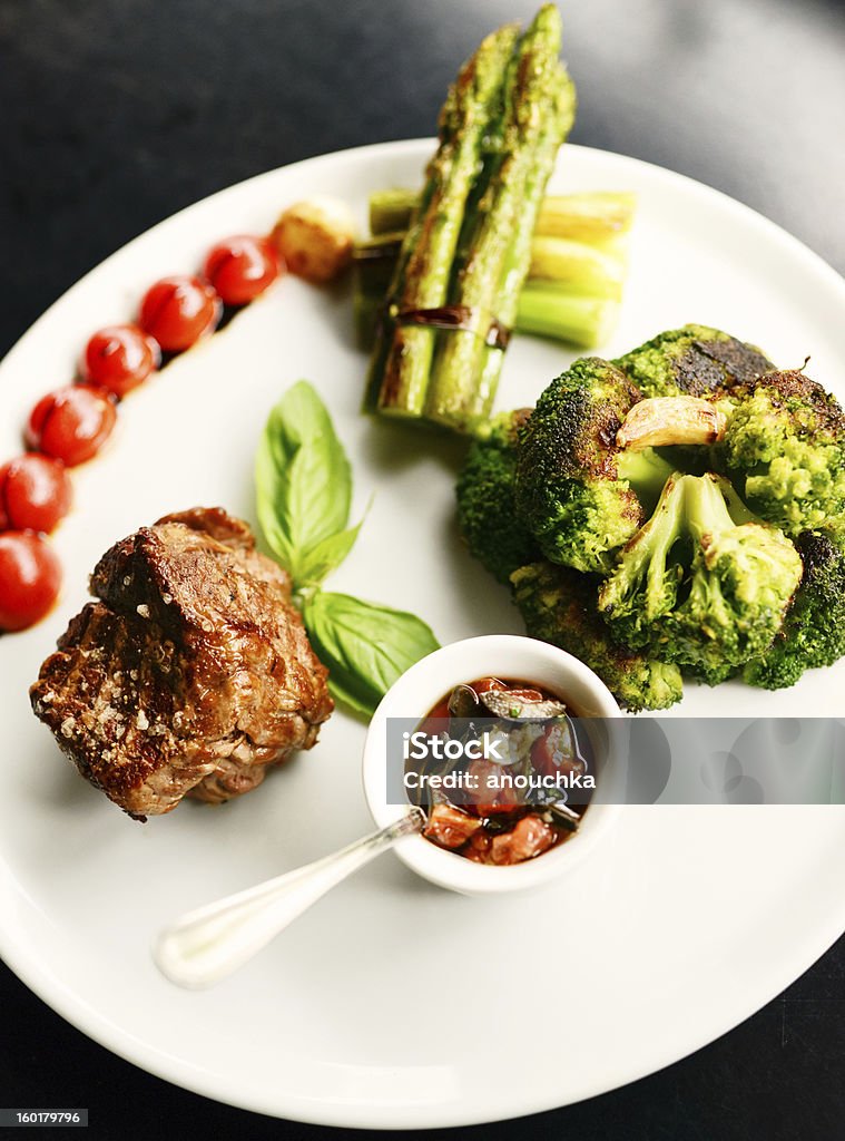 Cortado em Filete Mignon com o Grilled Espargos e brócolos em uma placa - Royalty-free Alimentação Saudável Foto de stock