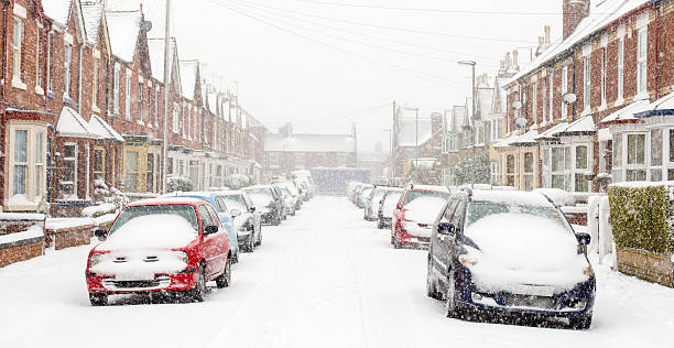 typisch britischen straße im winter snow - blizzard house storm snow stock-fotos und bilder