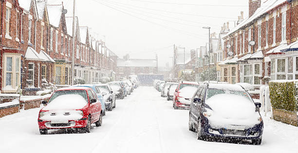 típica reino unido street no inverno neve - snow house color image horizontal - fotografias e filmes do acervo