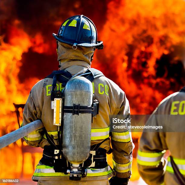 Drei Feuerwehrleute Stockfoto und mehr Bilder von Feuerwehrmann - Feuerwehrmann, Feuer, Löschen