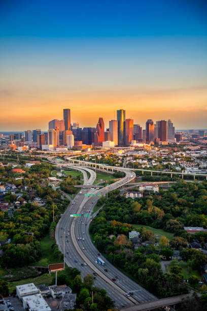 houston skyline al atardecer - houston texas skyline texas office building fotografías e imágenes de stock